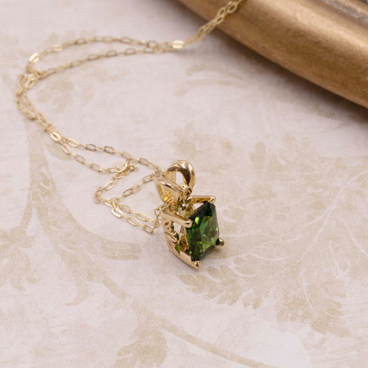 Vintage Chrome Tourmaline Pendant Necklace in 14K Yellow Gold